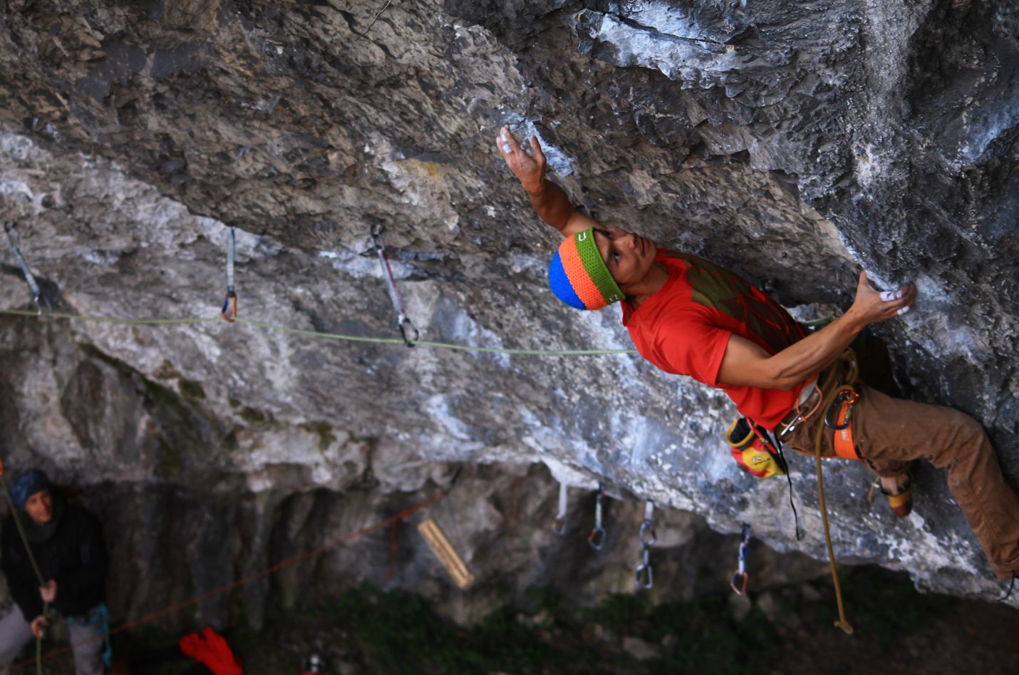 Grimpeur dans un dévers calcaire en falaise