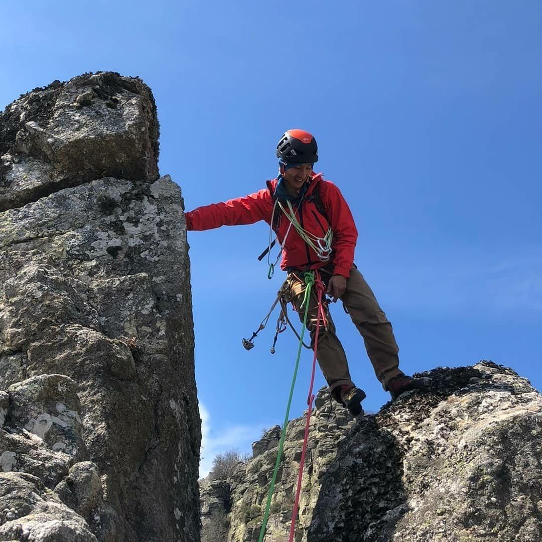 Portrait en montagne, sourire, cordes au baudrier